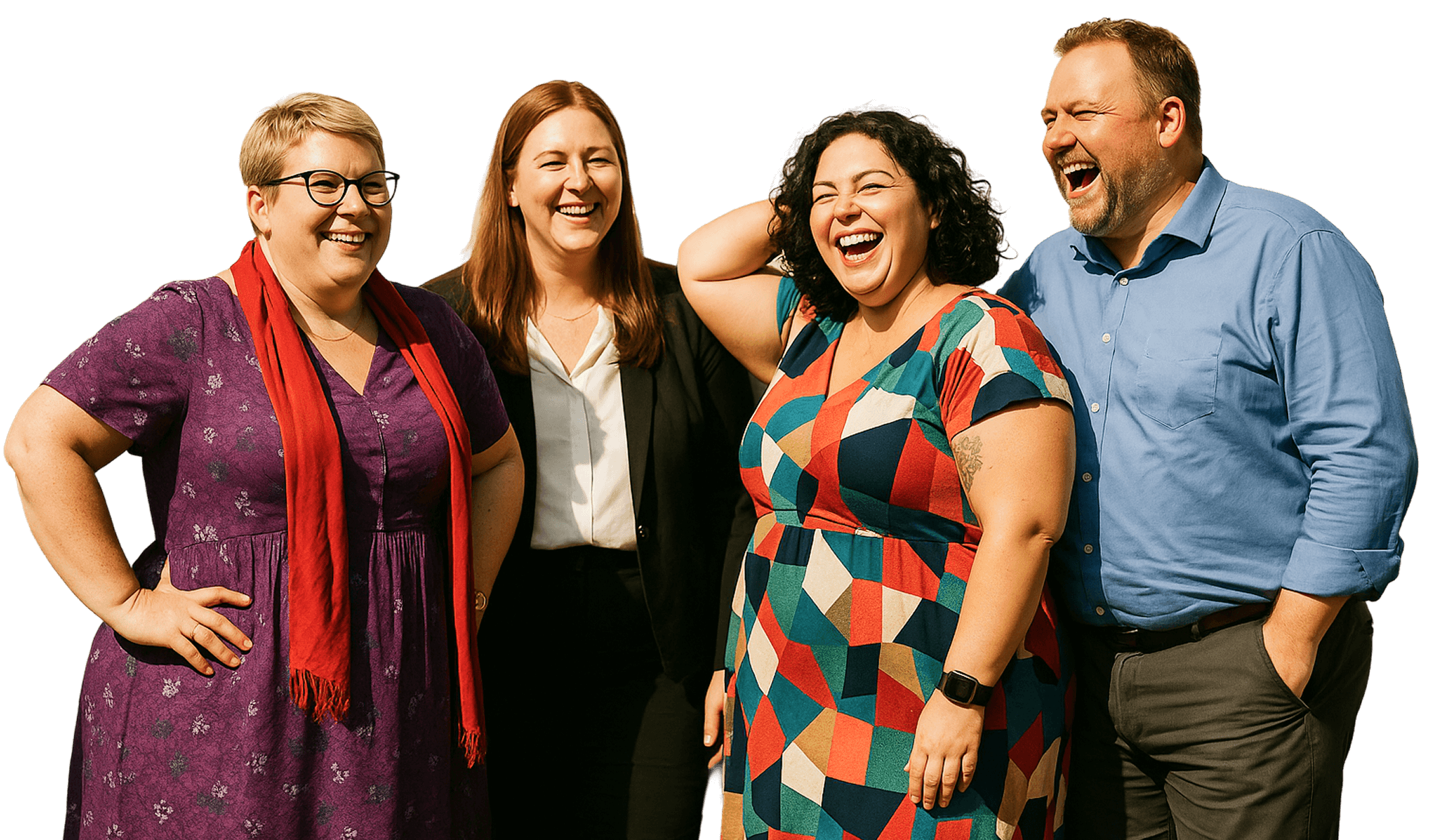Vier Personen in bunter Kleidung stehen zusammen lachen und wirken gut gelaunt